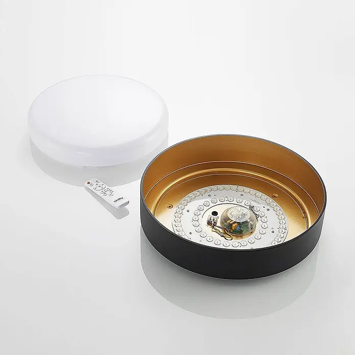 Lindby Deckenleuchte Gracjan - L x B x H: 45 x 45 x 11 cm, schwarz - Zerlegte schwarze und goldene LED-Deckenleuchte mit weißem Diffusor und Fernbedienung, zeigt Innenleben.