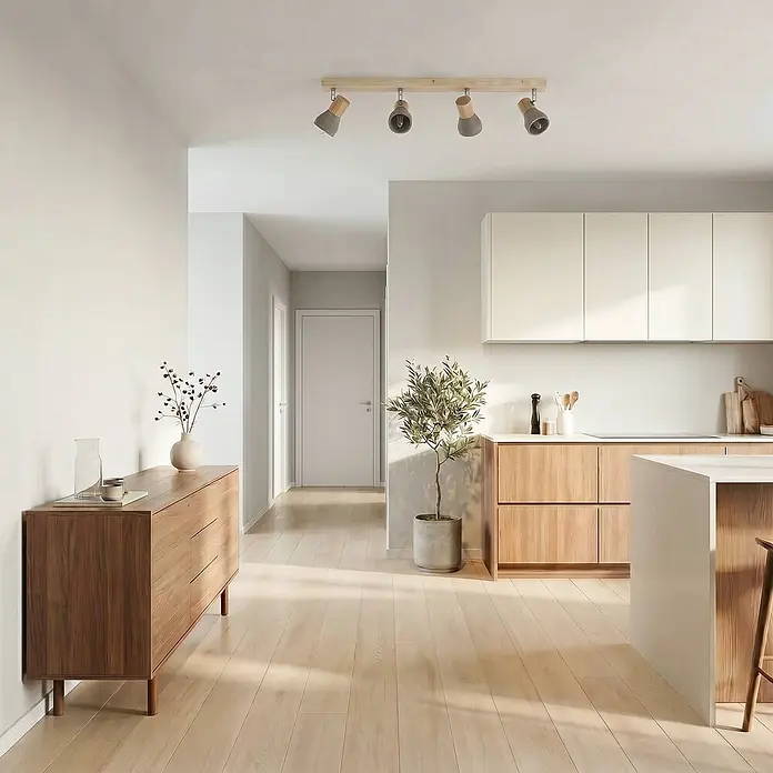 Lindby Deckenstrahler Filiz - L x B x H: 77 x 7,2 x 12,3 cm, Holz hell, alu / grau / zink, E14 - Vier graue und hölzerne Strahlertrackleuchten an einer Holzleiste an der Decke eines modernen Raumes.
