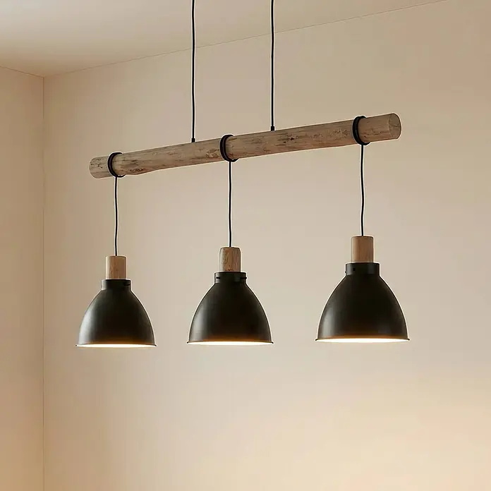 Lindby Pendelleuchte Trebale - L x B x H: 123 x 28 x 28 cm, schwarz, Schwarz, Holz hell, E27 - Drei schwarze Pendelleuchten mit Holzdetails hängen an einem Naturholzbalken.