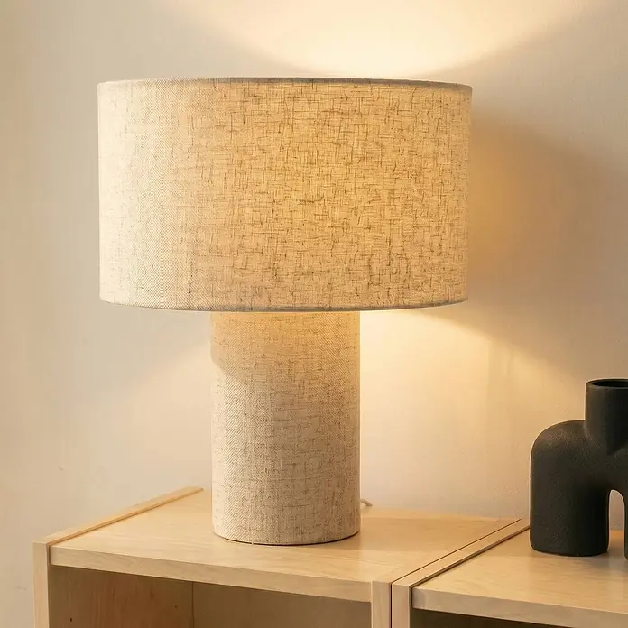 Lindby Tischleuchte Elfie - L x B x H: 35 x 35 x 40 cm, creme / amber, E27 - Helle, beigefarbene Stoff-Tischleuchte mit zylindrischem Fuß und Trommelschirm, die den Raum beleuchtet.
