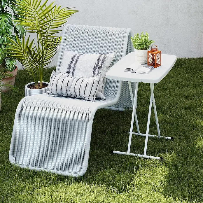 Outsunny Campingtisch - L x B x H: 76 x 50 x 74 cm, Kunststoff, Metall, Weiß, Klappbar - Weißer geflochtener Loungesessel mit gestreiften Kissen und einem weißen Beistelltisch mit Accessoires, im Freien gezeigt.