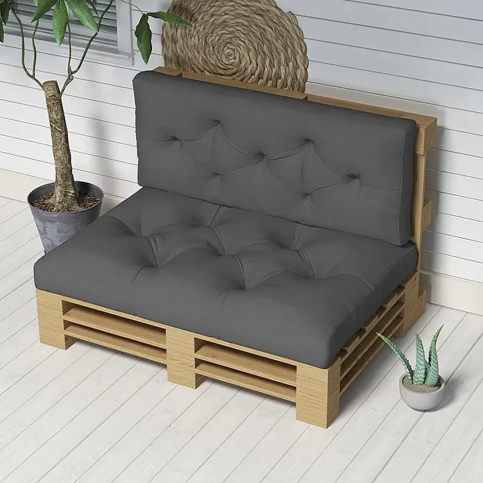 Outsunny Sitzauflage Palettensitzpolster - Dekopaletten, 1 Stk., L x B x H: 120 x 80 x 12 cm, 100% Polyester, Grau - Dunkelgraue getuftete Kissen auf einem Holzpaletten-Sofa, ideal für Sitzgelegenheiten im Freien.