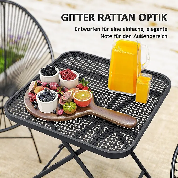 Outsunny Garten-Beistelltisch - Stahl, Klappbar, Quadratisch, Schwarz - Schwarzer klappbarer Gartentisch mit geflochtener Rattan-Optik-Platte, beladen mit Obst und Saft.