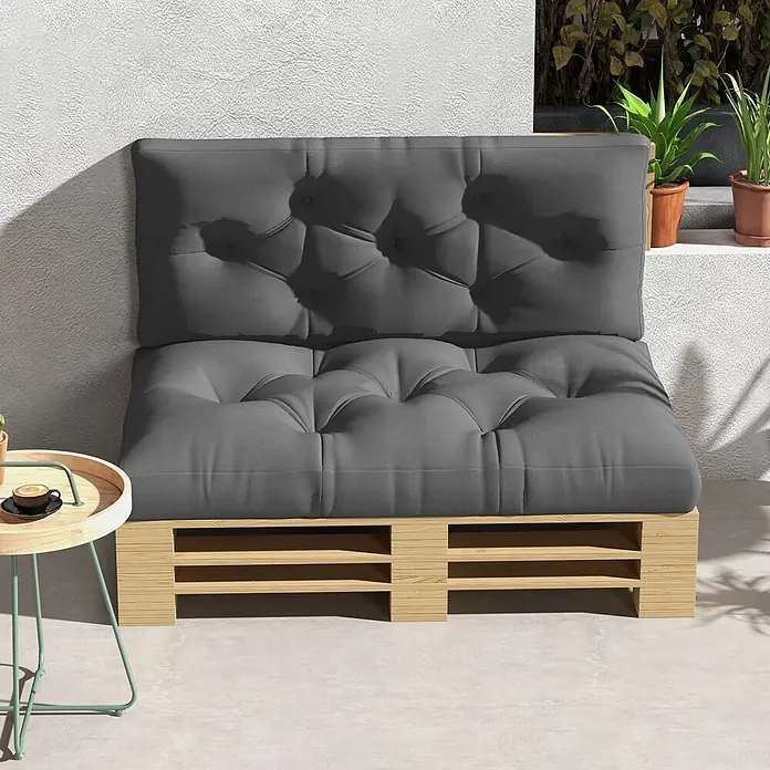 Outsunny Sitzauflage Palettensitzpolster - Dekopaletten, 1 Stk., L x B x H: 120 x 80 x 12 cm, 100% Polyester, Grau - Outdoor-Palettensofa mit hellem Holzgestell und dunkelgrauen, getufteten Kissen, auf einer Terrasse mit Beistelltisch.