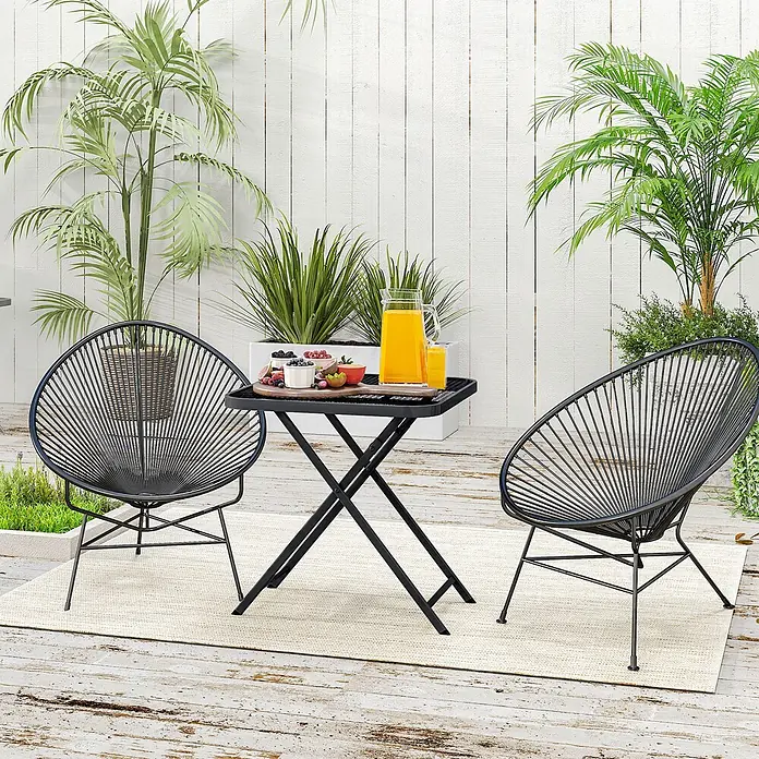Outsunny Garten-Beistelltisch - Stahl, Klappbar, Quadratisch, Schwarz - Terrassenmöbel-Set mit zwei schwarzen Drahtstühlen und einem schwarzen Klapptisch, serviert mit Getränken und Snacks.