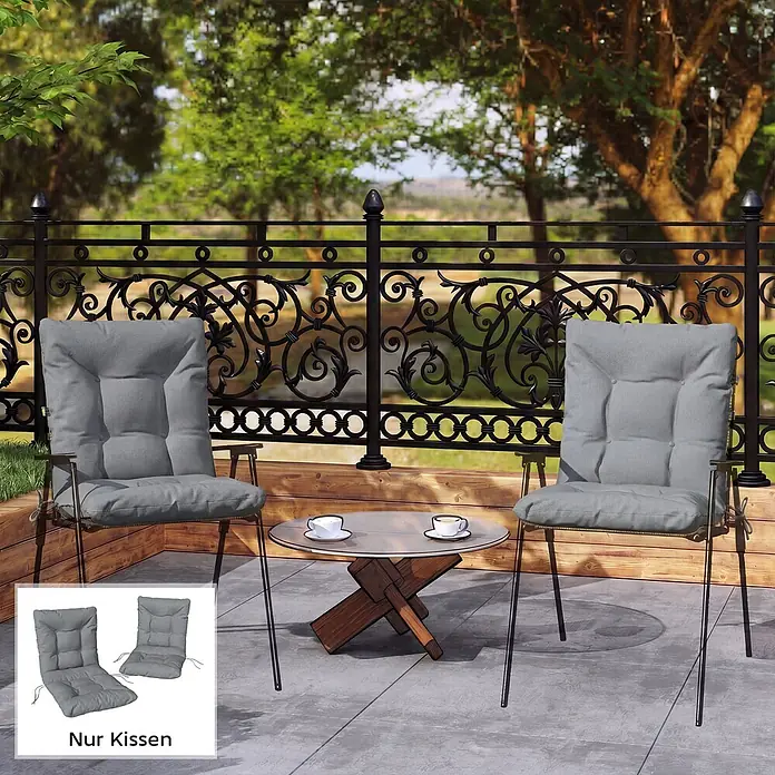 Outsunny Sitzauflage Niederlehner - Niederlehner, 2 Stk., L x B x H: 120 x 50 x 8 cm, PP-Baumwolle, Polyester, Hellgrau - Zwei graue, gesteppte Outdoor-Stuhlkissen auf Terrassenstühlen, mit Bindebändern. Ein Inlay zeigt die Kissen separat.