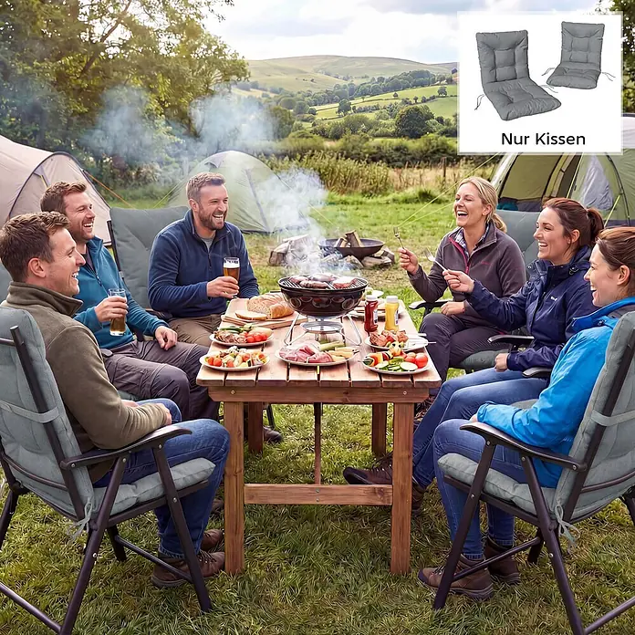 Outsunny Sitzauflage Niederlehner - Niederlehner, 2 Stk., L x B x H: 120 x 50 x 8 cm, PP-Baumwolle, Polyester, Hellgrau - Graue Kissen auf Klapp-Campingstühlen, genutzt von Personen bei einem Grillabend im Freien.