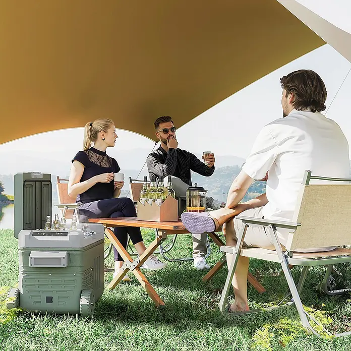 Outsunny Garten-Aufbewahrungsbox - L x B x H: 64,5 x 43,5 x 43,5 cm - Grüne tragbare Kühlbox mit Rollen, die Getränke für drei draußen entspannende Personen kühlt.