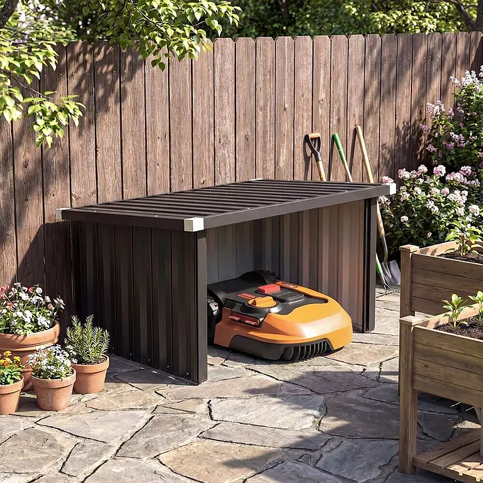 Outsunny Mähroboter-Garage - Dunkelgrau, Rasenmähroboter - Dunkelbraunes, geripptes Mähroboter-Shelter auf einer Steinterrasse in einem Garten.