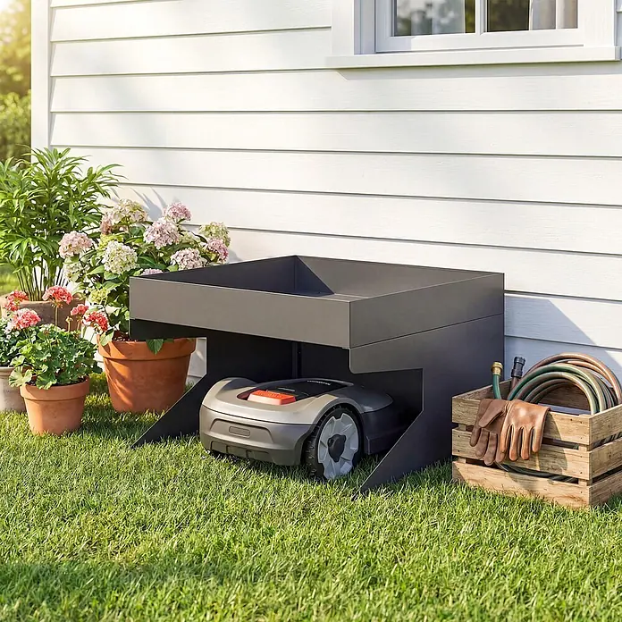 Outsunny Mähroboter-Garage - Schwarz, Rasenmähroboter - Dunkelgraues Metallgehäuse für einen Mähroboter mit integriertem Pflanzgefäß oben, in einem Garten.