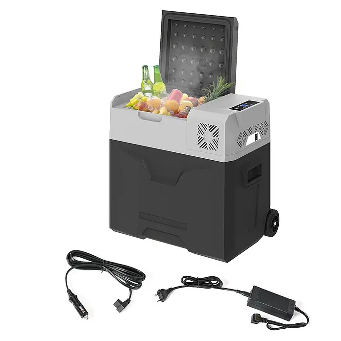 Homcom Garten-Aufbewahrungsbox - L x B x H: 58,6 x 37,8 x 54,5 cm - Zweifarbige, schwarz-graue tragbare elektrische Kühlbox mit Rädern, geöffnet und gefüllt mit Getränken und Obst, mit Auto- und Netzstromkabeln.