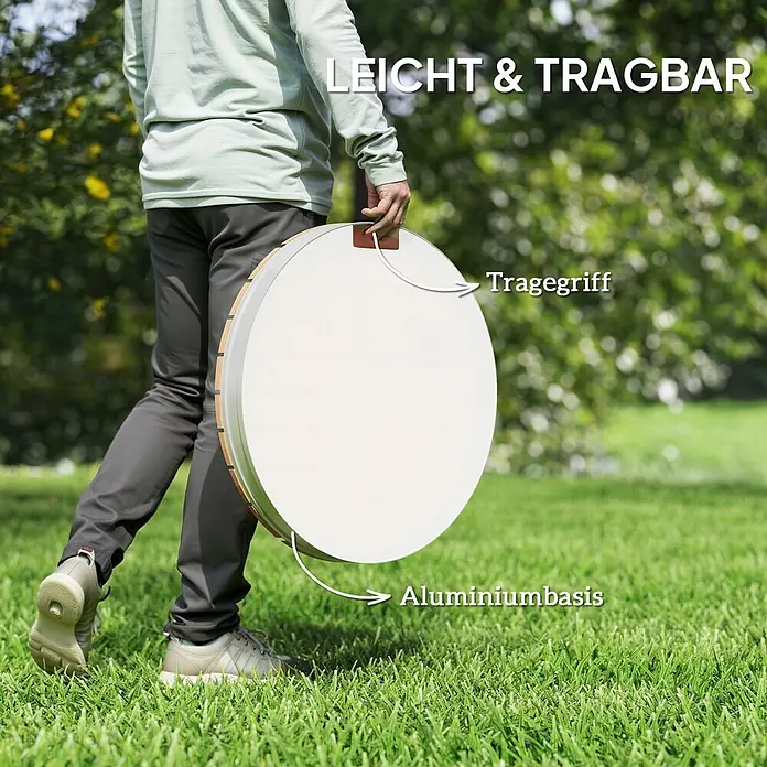 Outsunny Solardusche - Höhe: 7,5 cm, Aluminium, Naturholz - Eine Person trägt ein rundes, weißes, tragbares Produkt mit braunem Griff und Aluminiumbasis.