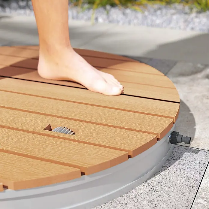 Outsunny Solardusche - Höhe: 7,5 cm, Aluminium, Naturholz - Barfuß auf einer runden Duschplattform in Holzoptik mit Ablauf und Schlauchanschluss.