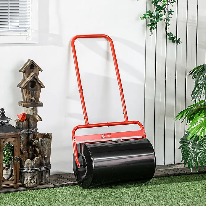 Outsunny Rasenwalze - Passend für: frisch gesäten Rasen und unebene Stellen, Arbeitsbreite: 50 cm, Rot - Rote Gartenwalze mit schwarzer Rolle, aufrecht stehend auf Kunstrasen neben einer Wand.