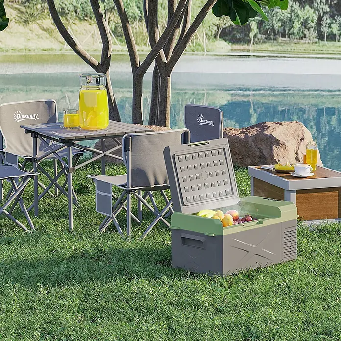 Outsunny Garten-Aufbewahrungsbox - L x B x H: 60,2 x 32 x 27 cm - Graues Outsunny Klapp-Campingset (Tisch & Stühle) mit einer tragbaren Kühlbox voller Obst, am Seeufer.
