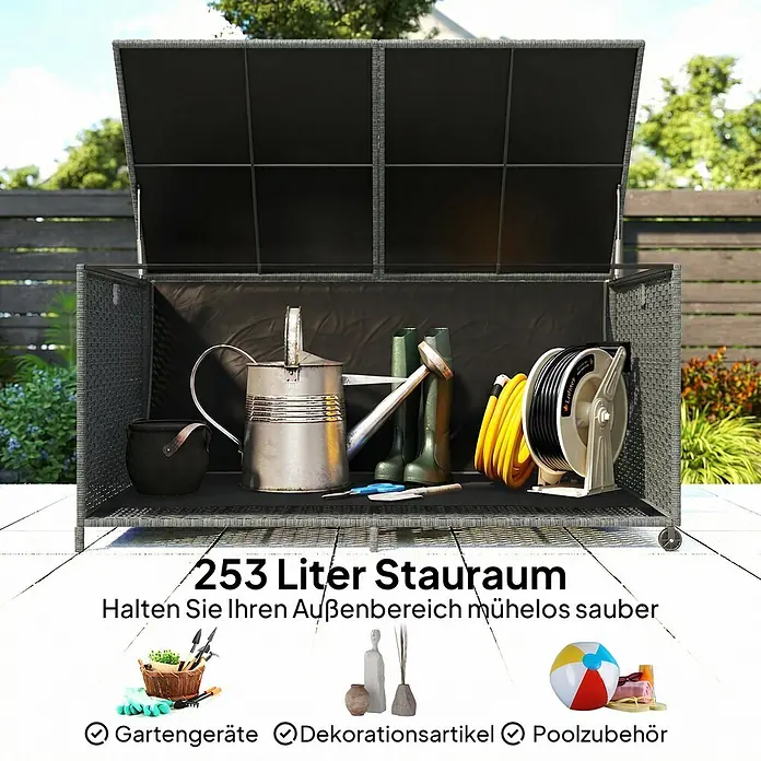 Outsunny Garten-Aufbewahrungsbox - L x B x H: 150 x 75 x 74 cm, Dunkelgrau, Stahl - Dunkelgraue Rattan-Gartenbox, geöffnet, mit Gartengeräten und einem Schlauchwagen auf einer Terrasse.