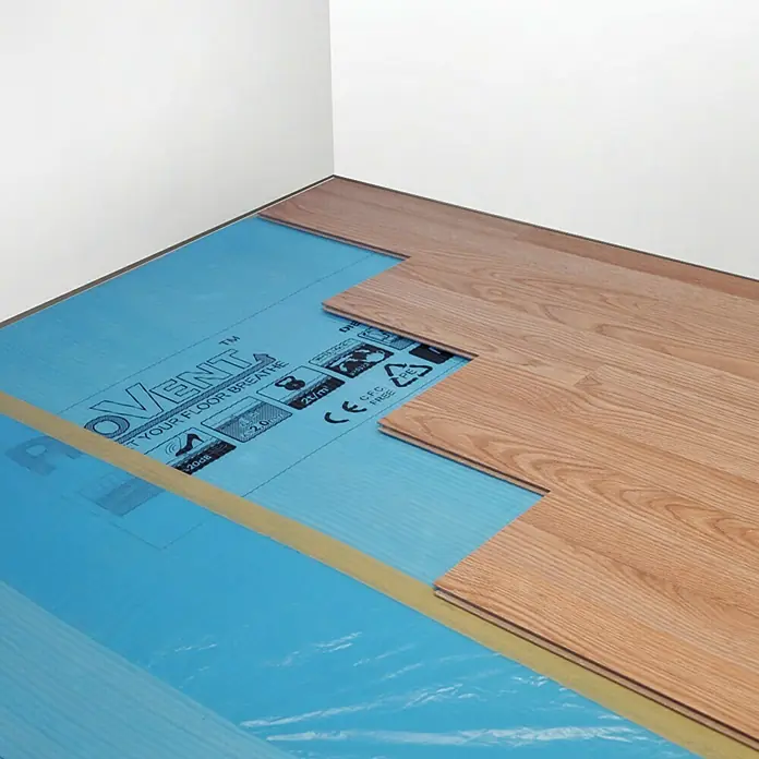 LOGOCLIC Base aislante ProVent - 15 m², Espesor: 3 mm - Primer plano de suelo laminado que se instala sobre una base azul PROVENT. El producto garantiza una regulación óptima de la humedad.