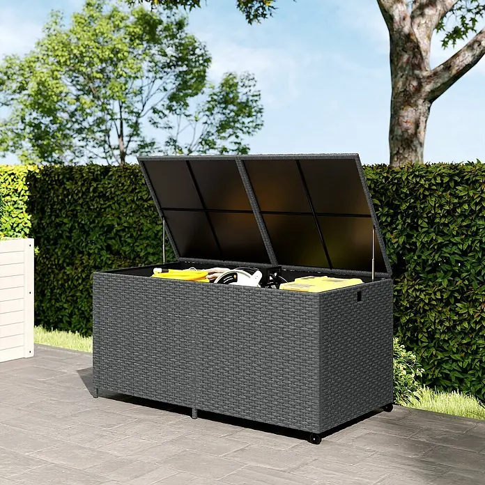 Outsunny Garten-Aufbewahrungsbox - L x B x H: 150 x 75 x 74 cm, Dunkelgrau, Stahl - Dunkelgraue Rattan-Optik Outdoor-Aufbewahrungsbox mit Rollen, Deckel offen, auf einer Terrasse.