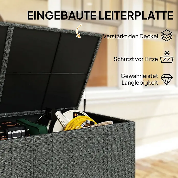 Outsunny Garten-Aufbewahrungsbox - L x B x H: 150 x 75 x 74 cm, Dunkelgrau, Stahl - Dunkelgraue Rattan-Optik Outdoor-Aufbewahrungsbox mit geöffnetem Deckel, gefüllt mit Gartengeräten wie einem Schlauch und Akkus.