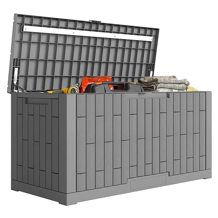 Outsunny Garten-Aufbewahrungsbox - L x B x H: 122,5 x 56 x 62 cm - Offene graue Gartenbox aus Kunststoff mit Holzplanken-Textur, gefüllt mit Gartengeräten und Decken.