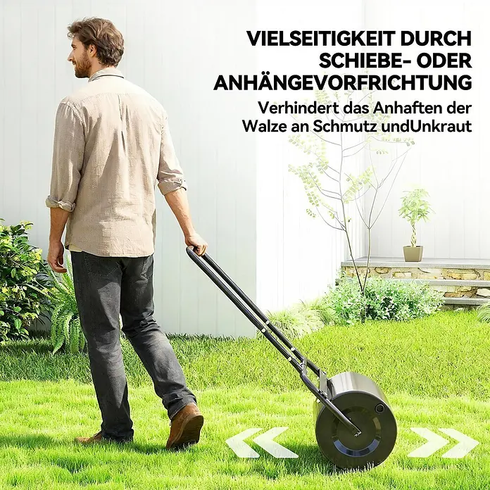 Outsunny Rasenwalze - Passend für: frisch gesäten Rasen und unebene Stellen, Arbeitsbreite: 50 cm, Schwarz - Mann schiebt eine dunkle Gartenwalze über einen grünen Rasen.