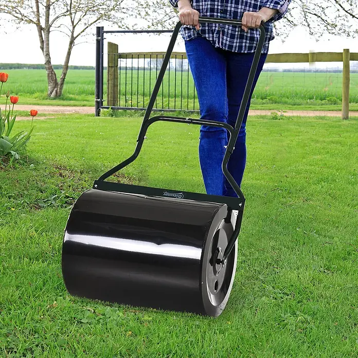 Outsunny Rasenwalze - Passend für: frisch gesäten Rasen und unebene Stellen, Arbeitsbreite: 57 cm, Schwarz - Eine Person schiebt eine schwarze Metall-Gartenwalze.