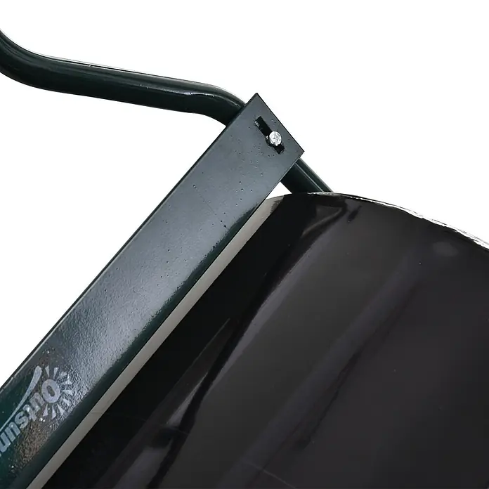 Outsunny Rasenwalze - Passend für: frisch gesäten Rasen und unebene Stellen, Arbeitsbreite: 57 cm, Schwarz - Nahaufnahme eines dunkelgrünen Metallrahmens, der mit einer Schraube an einem schwarzen, glänzenden Behälter eines Gartenwagens befestigt ist. 'Outsunny'-Logo sichtbar.