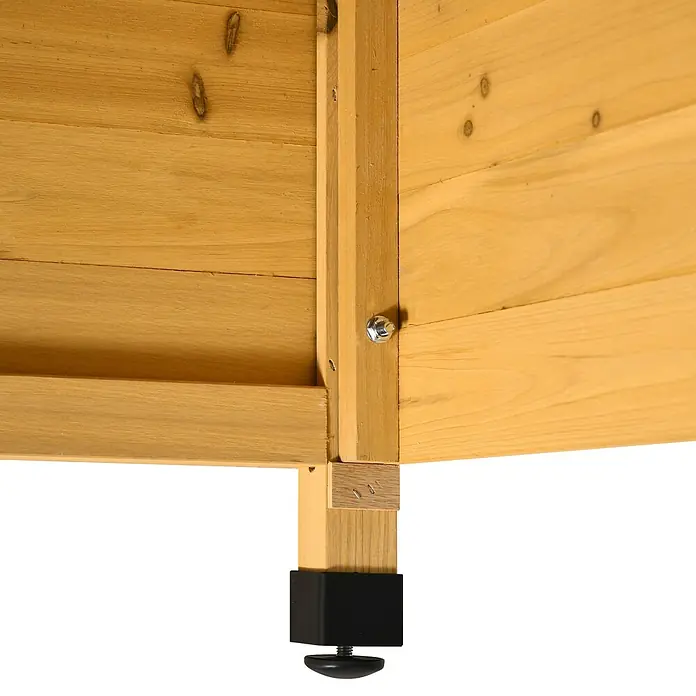 Outsunny Mähroboter-Garage - Gelb, Rasenmähroboter - Ecke eines hellen Hochbeets aus Holz mit einem schwarzen, verstellbaren Nivellierfuß.