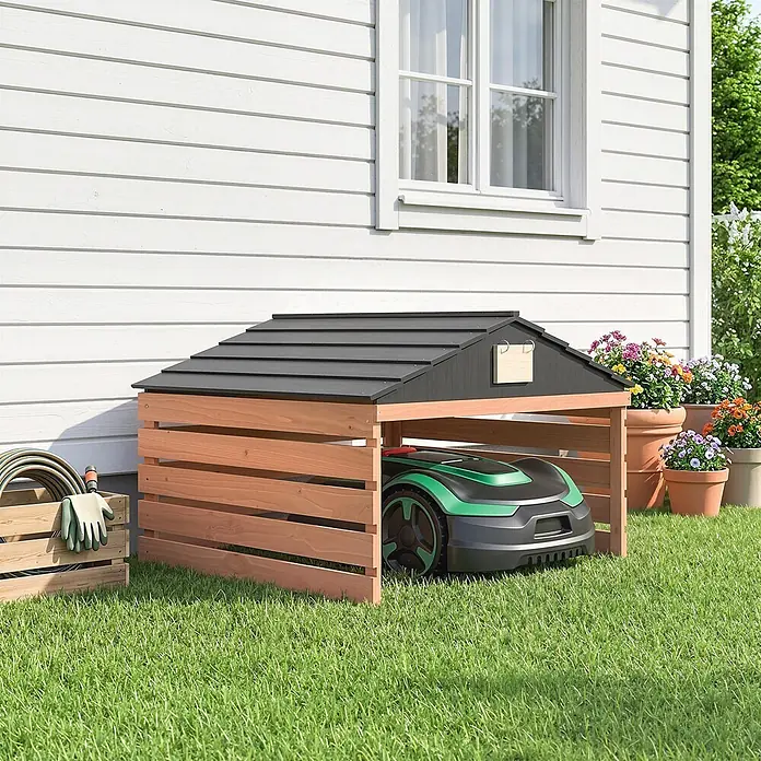 Outsunny Mähroboter-Garage - L x B x H: 79 x 74 x 54 cm, Rotbraun, Rasenmähroboter - Roboter-Rasenmähergarage aus Holz mit dunklem Dach, beherbergt einen Mäher auf Rasen vor einem weißen Haus.