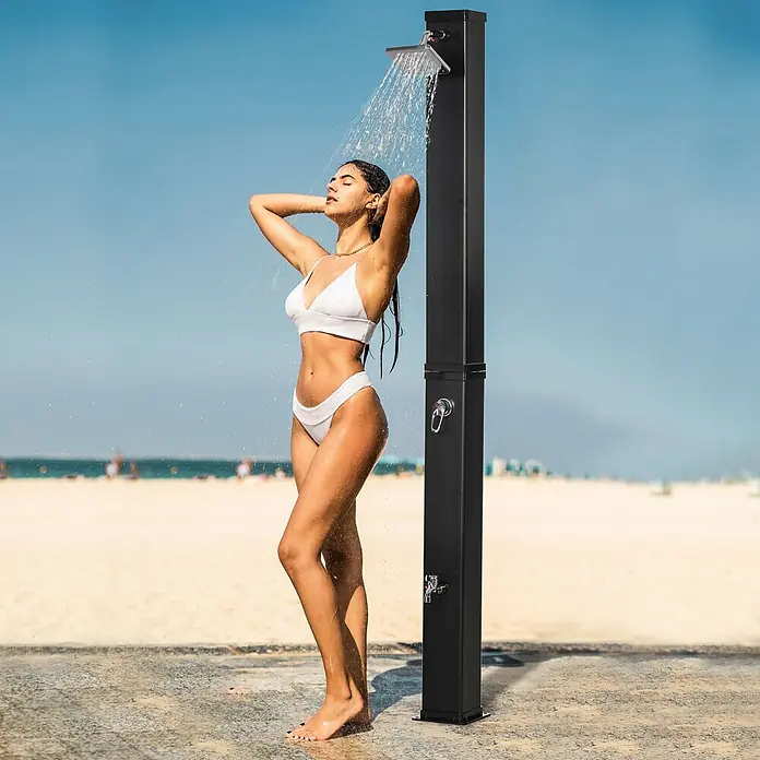 Outsunny Solardusche - Höhe: 217 cm, Kunststoff, Schwarz, 40 l - Schwarze Außendusche mit einer Frau, die am Strand duscht.