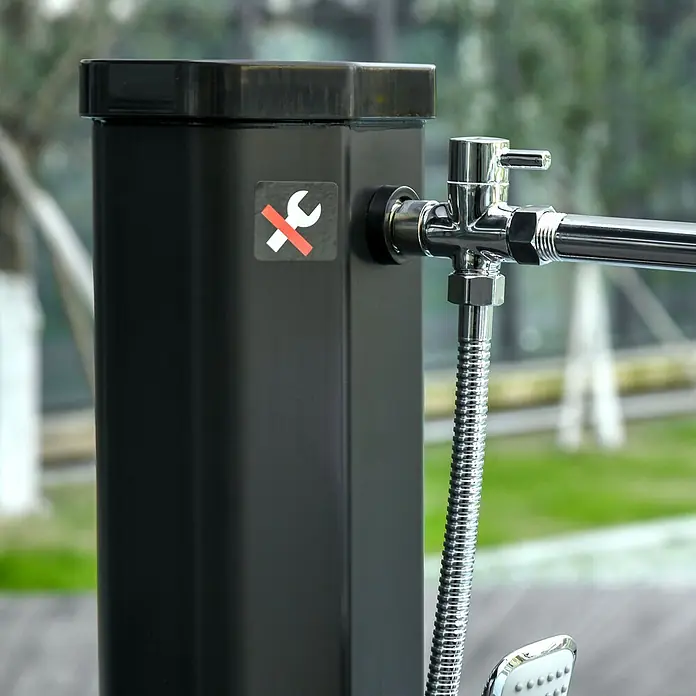 Outsunny Solardusche - Höhe: 216 cm, Kunststoff, Schwarz, 35 l - Dunkelgraue Außenduschsäule mit Chromarmatur und flexiblem Schlauch. Ein "keine Werkzeuge"-Aufkleber ist sichtbar.