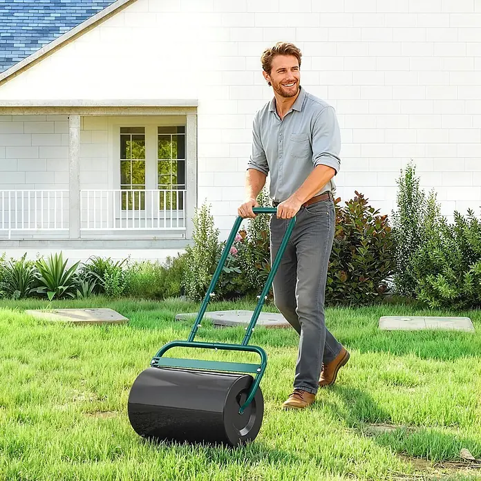 Outsunny Rasenwalze - Passend für: frisch gesäten Rasen und unebene Stellen, Arbeitsbreite: 50 cm, Dunkelgrün - Mann schiebt eine schwarz-grüne Gartenwalze über einen üppigen grünen Rasen.