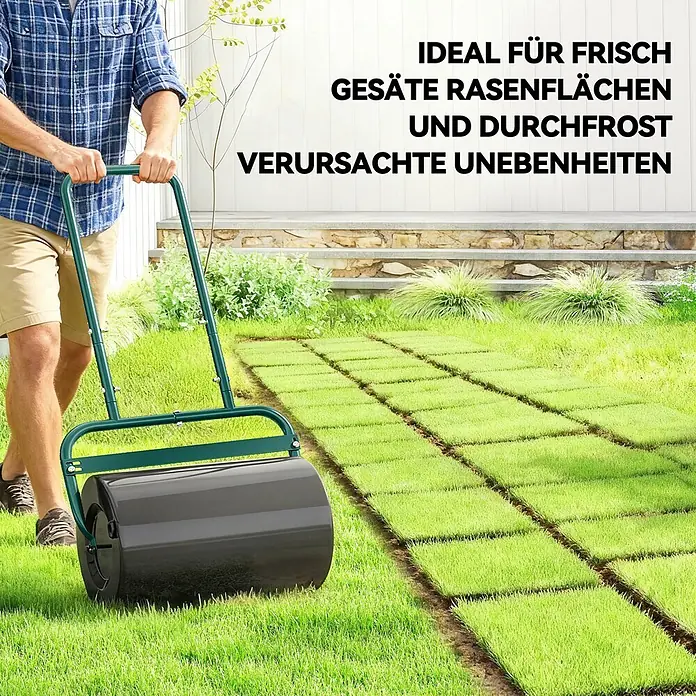 Outsunny Rasenwalze - Passend für: frisch gesäten Rasen und unebene Stellen, Arbeitsbreite: 50 cm, Dunkelgrün - Eine Person walzt mit einer grün-schwarzen Rasenwalze einen frisch angelegten Rasen oder gleicht Unebenheiten aus.