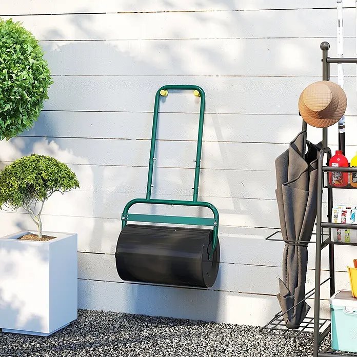 Outsunny Rasenwalze - Passend für: frisch gesäten Rasen und unebene Stellen, Arbeitsbreite: 50 cm, Dunkelgrün - Schwarze Gartenwalze mit grünem Metallgriff, für einfache Außenlagerung an einer Wand konzipiert.
