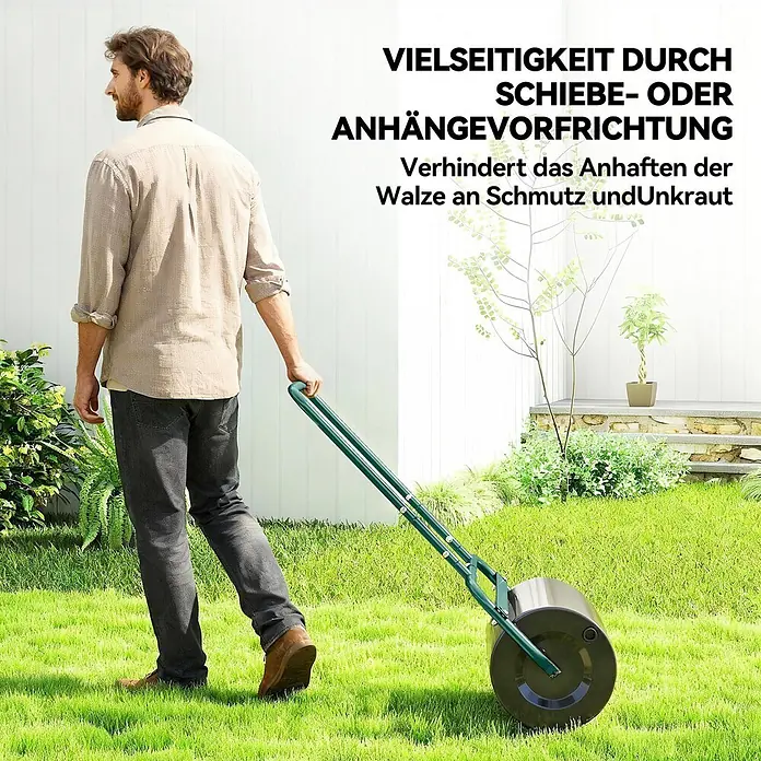 Outsunny Rasenwalze - Passend für: frisch gesäten Rasen und unebene Stellen, Arbeitsbreite: 50 cm, Dunkelgrün - Ein Mann benutzt eine dunkelgraue Gartenwalze mit grünem Griff, um einen Rasen zu ebnen.