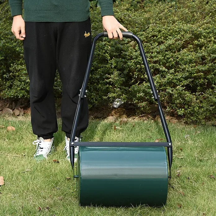 Outsunny Rasenwalze - Passend für: frisch gesäten Rasen und unebene Stellen, Arbeitsbreite: 41 cm, Dunkelgrün - Grüne Rasenwalze aus Metall, von einer Person gehalten.