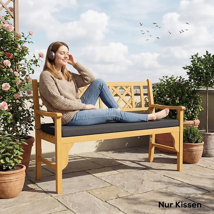 Outsunny Bankauflage - Gartenbank, 1 Stk., L x B x H: 110 x 46 x 6,5 cm, Polyester, Schwamm, Dunkelgrau - Schwarzes Gartenbankkissen auf einer Holzbank, eine Person entspannt darauf.
