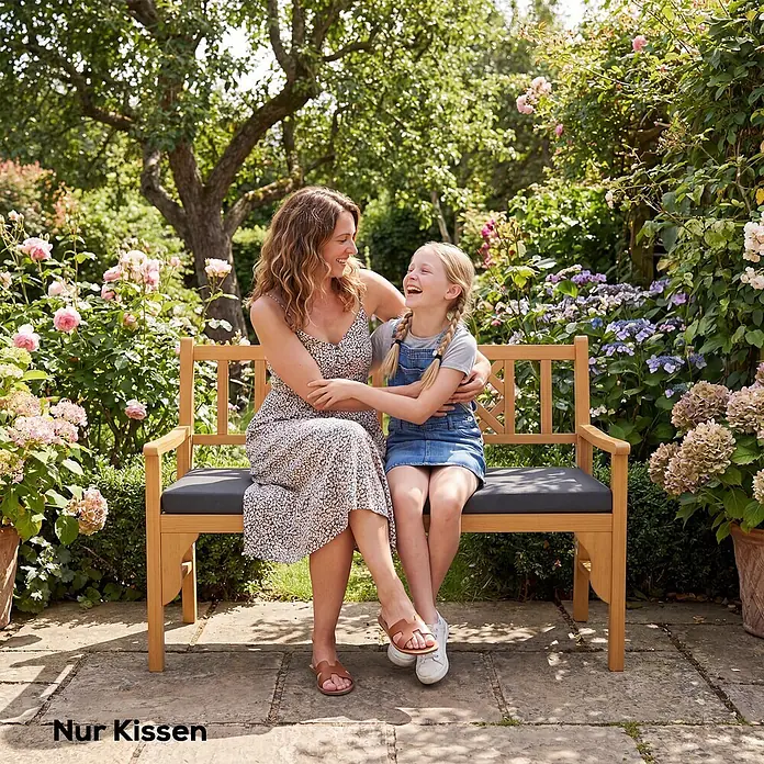 Outsunny Bankauflage - Gartenbank, 1 Stk., L x B x H: 110 x 46 x 6,5 cm, Polyester, Schwamm, Dunkelgrau - Gartenbank aus Holz mit dunkelgrauen Kissen, von Mutter und Tochter im Garten genutzt.