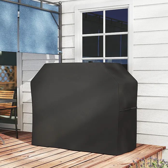 Outsunny Grill-Schutzhülle - Passend für: Geeignete Grillabmessungen: 145L x 55B x 85/110H cm, Polyester, 7,03 g/m², Schwarz - Schwarze Grillabdeckung schützt einen Grill auf einer Holzterrasse.