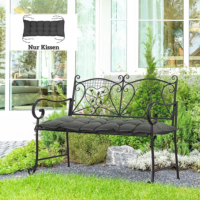Outsunny Bankauflage - Gartenbank, 1 Stk., L x B x H: 100 x 40 x 10 cm, Polyester, Schaumstoff, Dunkelgrau - Schwarze schmiedeeiserne Gartenbank mit herzförmiger Rückenlehne und einem dunkelgrauen, getufteten Kissen, in einer Gartenumgebung.