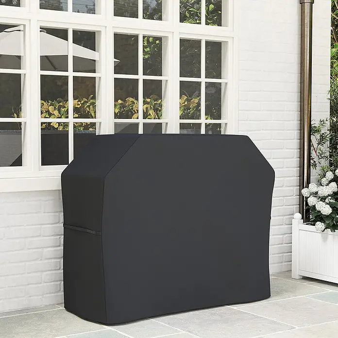 Outsunny Grill-Schutzhülle - Passend für: Geeignete Grillabmessungen: 145L x 55B x 85/110H cm, Polyester, 7,03 g/m², Schwarz - Eine dunkelgraue, wetterfeste Grillabdeckung schützt einen Außengrill auf einer Terrasse.