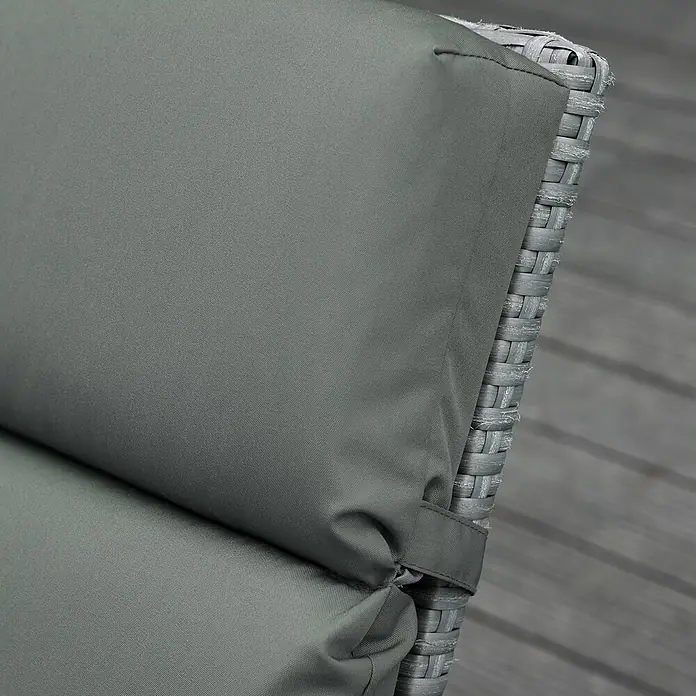 Outsunny Liegenauflage - Gartenliege, 2 Stk., L x B x H: 196 x 55 x 8 cm, Polyester, Schaumstoff, Dunkelgrau - Graues Stoffkissen auf grauem geflochtenen Rattan-Gartenstuhl.