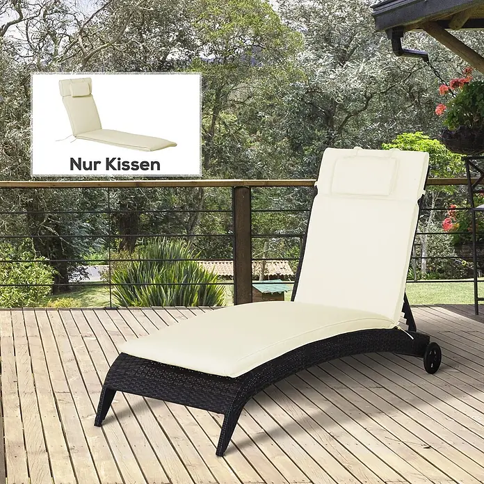 Outsunny Liegenauflage - Gartenliege, 1 Stk., L x B x H: 198 x 53 x 5 cm, Polyester, Baumwollfaser, Cremeweiß - Schwarze Rattan-Chaiselongue mit cremefarbenem Kissen auf Holzterrasse. Einleger zeigt nur das Kissen.