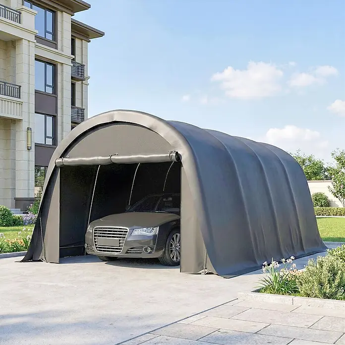 Outsunny Carport - Außenmaß inkl. Dachüberstand (B x T): 3 x 6 m, Dunkelgrau - Dunkelgraue, bogenförmige Auto-Schutzhülle mit Pkw darin, im Freien vor einem Gebäude.