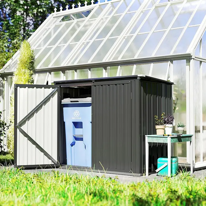 Outsunny Mülltonnenbox - Stahl, Dunkelgrau, Geeignet für Anzahl Mülltonnen: 2 Stk. - Dunkelgrauer Metall-Aufbewahrungsschuppen mit offener weißer Tür, der eine hellblaue Recyclingtonne enthält, neben einem Gewächshaus.