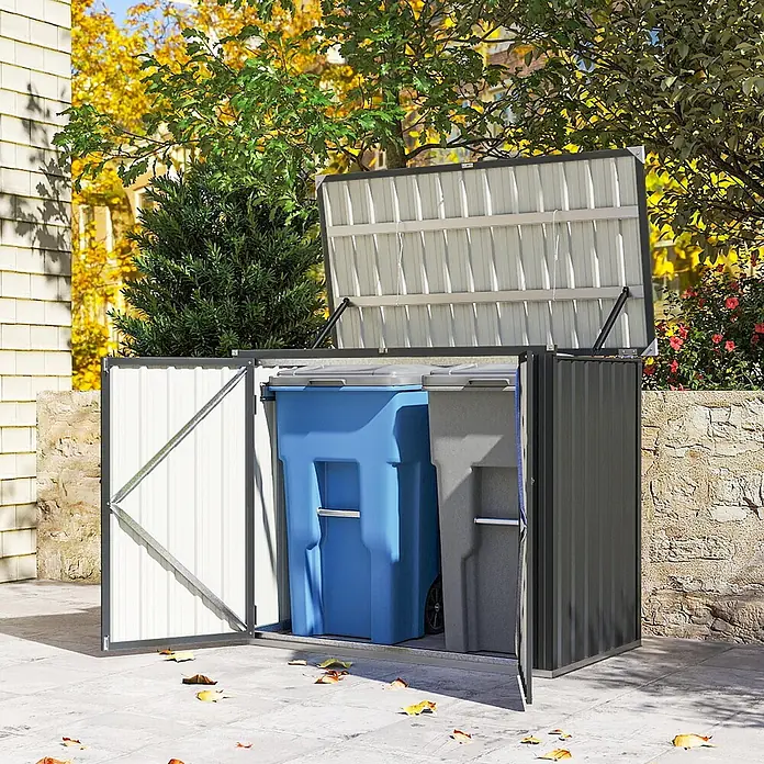 Outsunny Mülltonnenbox - Stahl, Dunkelgrau, Geeignet für Anzahl Mülltonnen: 2 Stk. - Dunkelgrauer Metall-Mülltonnenunterstand für zwei Behälter, mit geöffnetem Deckel, enthält blaue und graue Mülltonnen auf einer Terrasse.