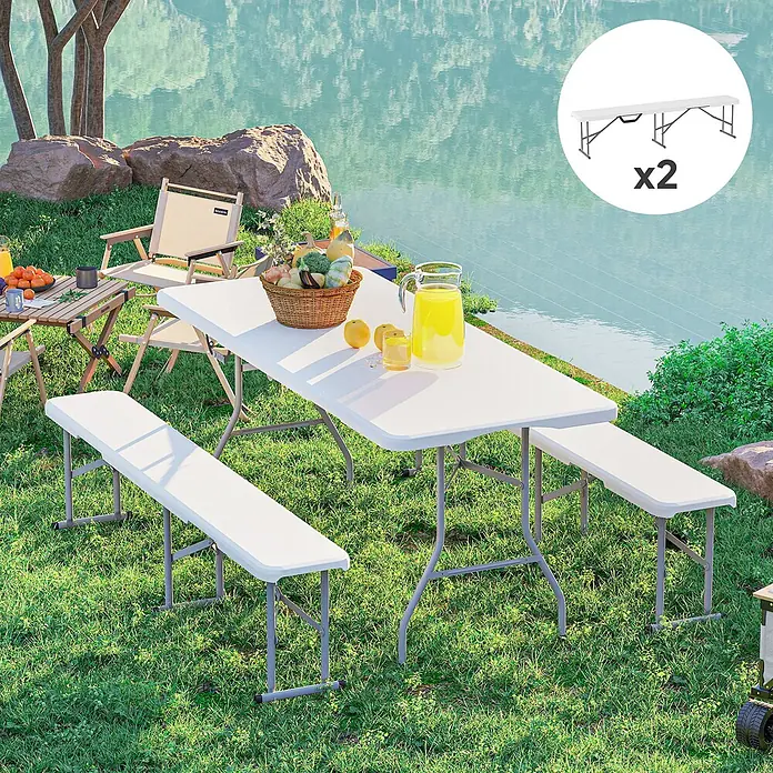 Outsunny Klappbank - 28 x 28 x 42 cm, HDPE, Metall, Weiß, Klappbar - Weißer Klapptisch und zwei Bänke mit grauen Gestellen am Seeufer aufgestellt.