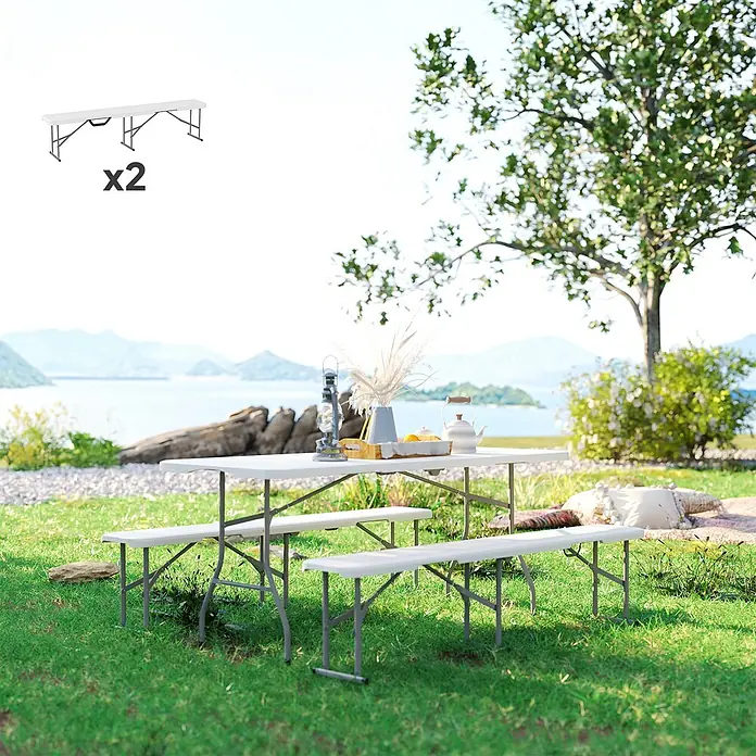 Outsunny Klappbank - 28 x 28 x 42 cm, HDPE, Metall, Weiß, Klappbar - Weißer klappbarer Picknicktisch mit zwei Bänken in einer malerischen Outdoor-Umgebung.