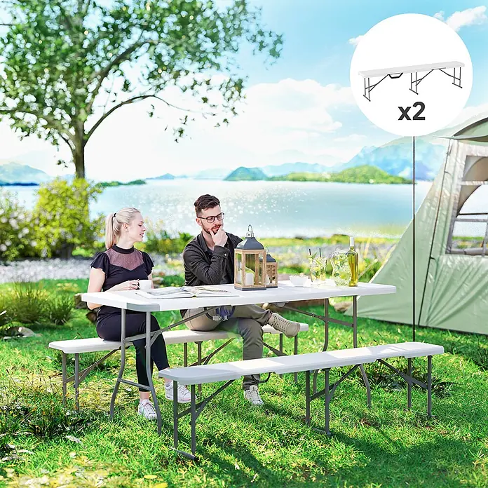 Outsunny Klappbank - 28 x 28 x 42 cm, HDPE, Metall, Weiß, Klappbar - Weißes Klapppicknicktisch-Set mit zwei Bänken und grauen Beinen, von einem Paar im Freien am See genutzt.