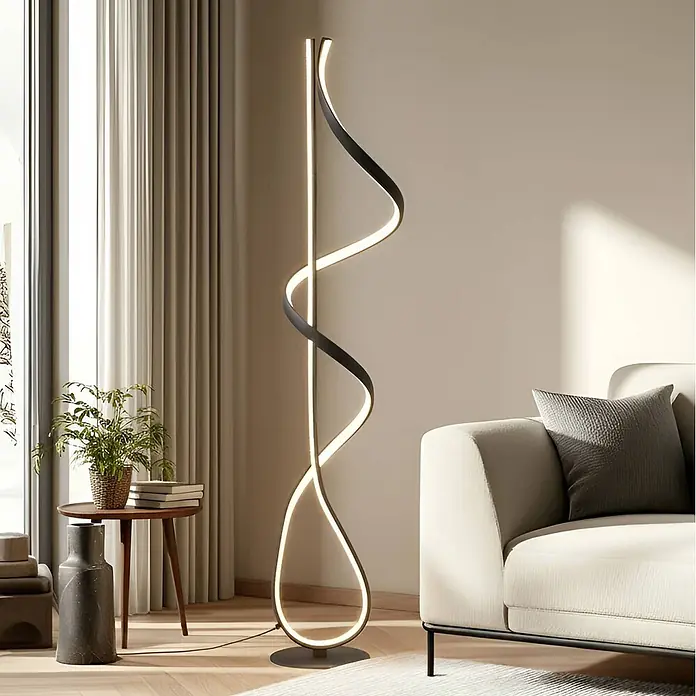 Lucande Stehleuchte Rodado - schwarz, schwarz - Moderne Spiral-Stehlampe mit integrierter warmer LED-Beleuchtung, schwarzer Rahmen, im Wohnzimmer neben einem cremefarbenen Sofa.